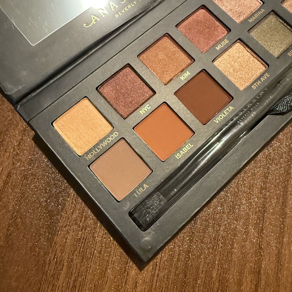 Anastasia Beverly Hills Master Palette by Mario in Black and Gold - Picture 3 of 4